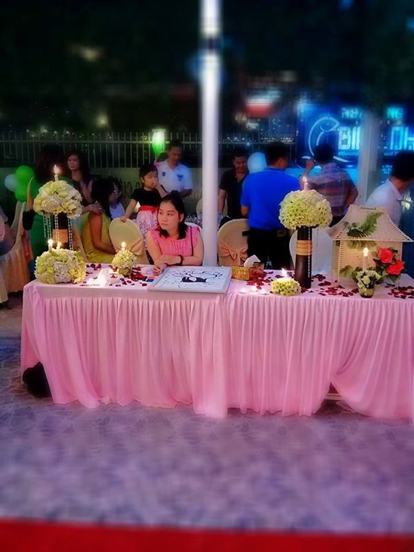 Trang trí bàn cưới ký tên thùng tiền bằng hoa tươi và nến